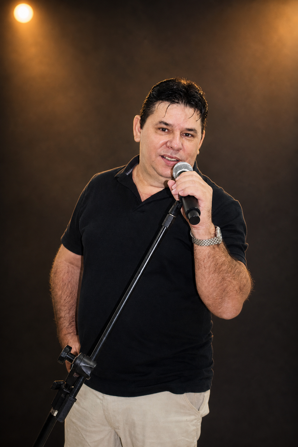 André Di Mello cantando ao microfone