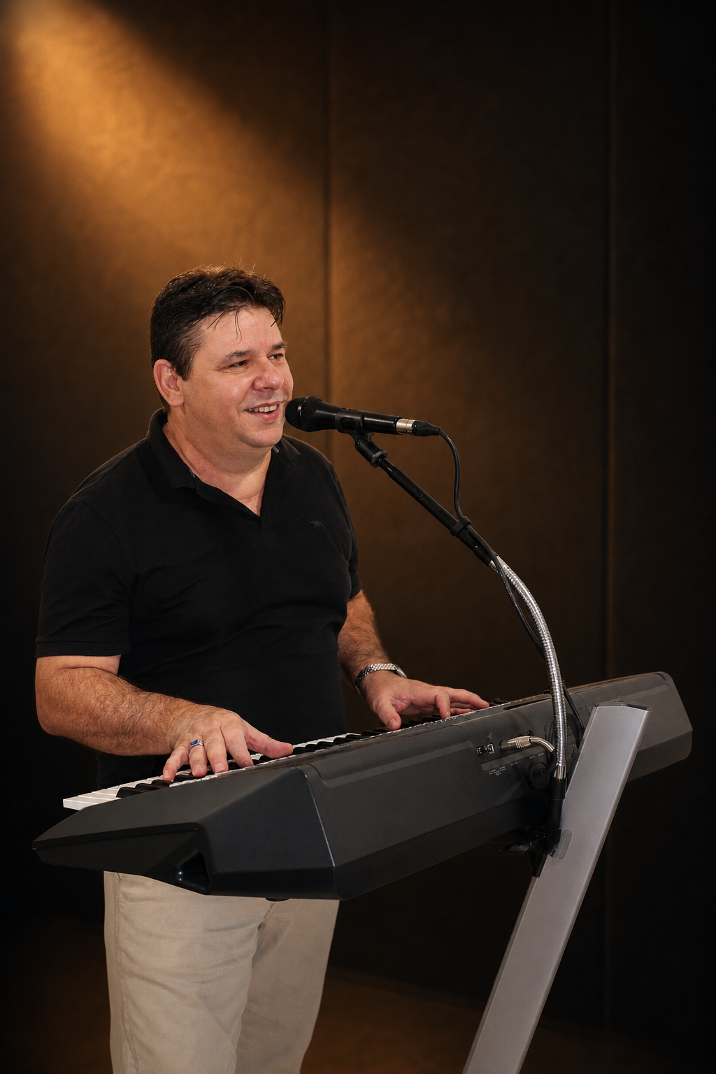 André Di Mello tocando teclado