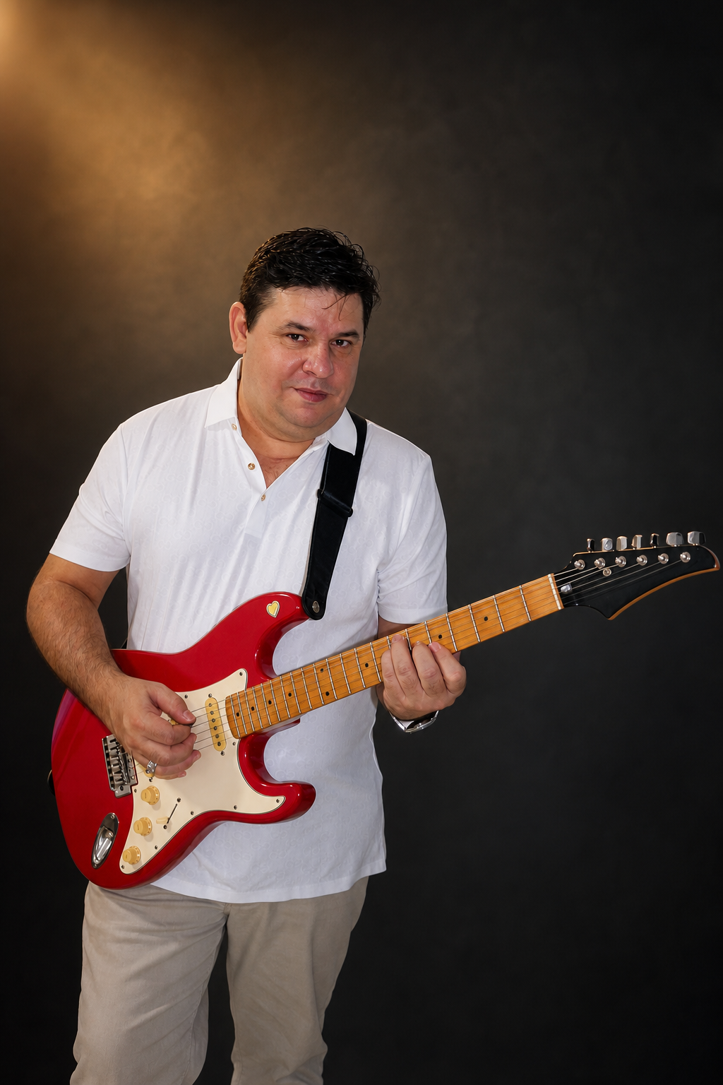 André Di Mello tocando guitarra